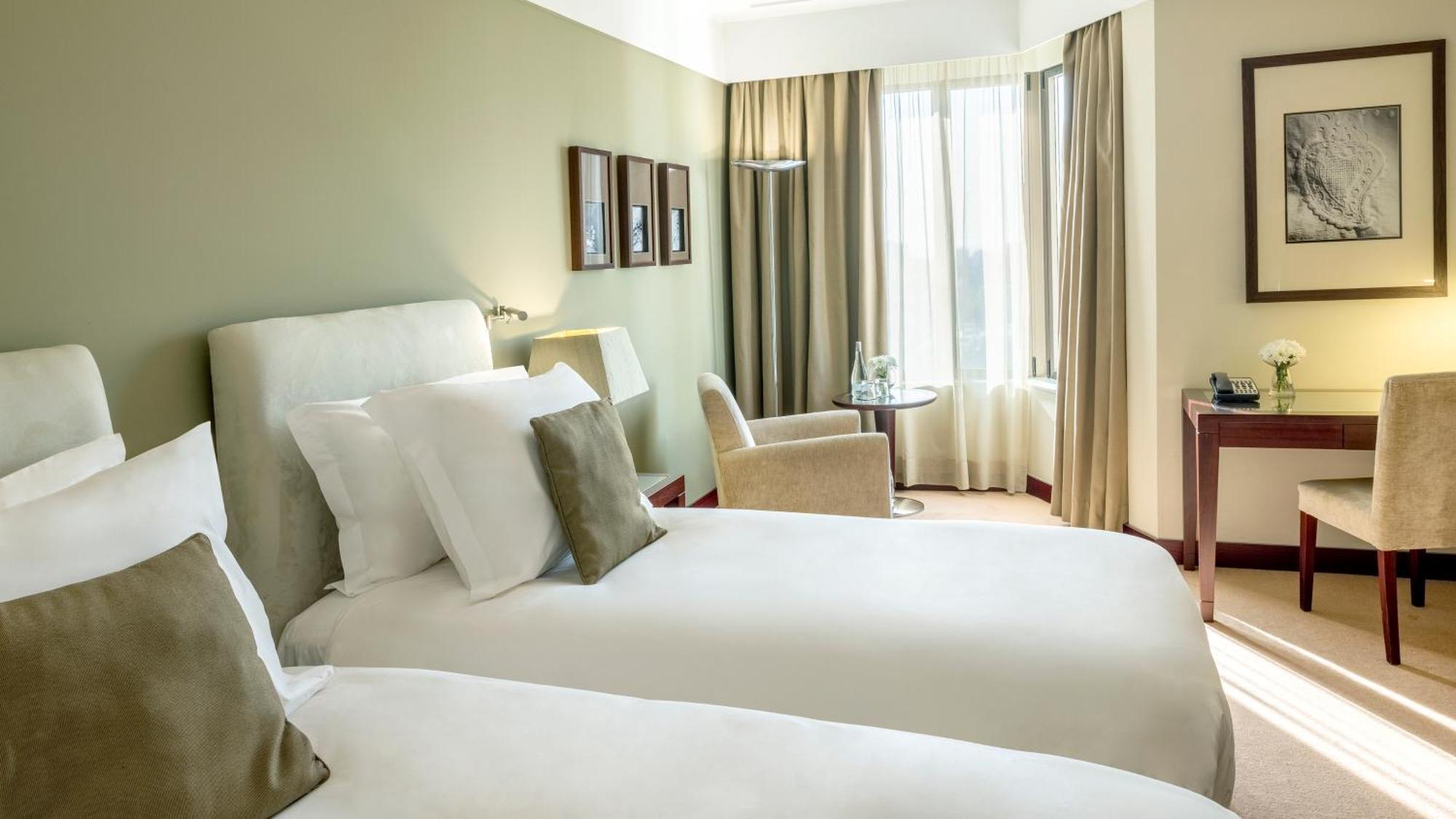 Crowne Plaza Porto, an IHG Hotel Zewnętrze zdjęcie A typical room at the hotel