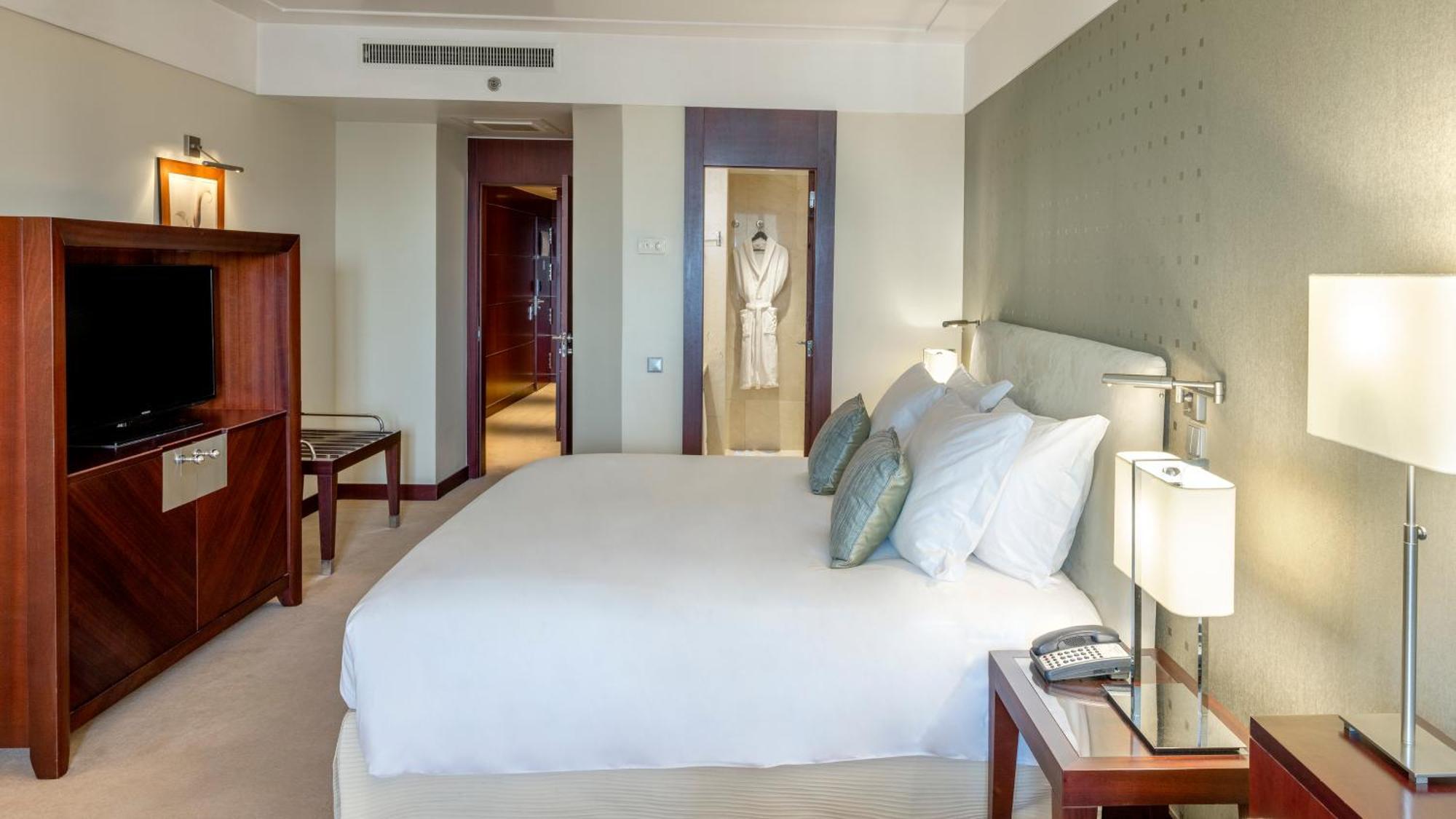 Crowne Plaza Porto, an IHG Hotel Zewnętrze zdjęcie A bedroom at the hotel