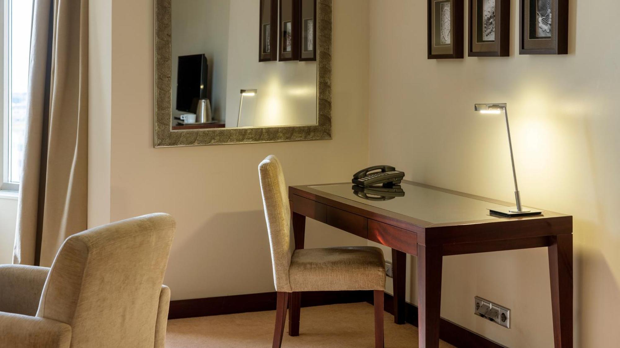 Crowne Plaza Porto, an IHG Hotel Zewnętrze zdjęcie A desk with a built-in light