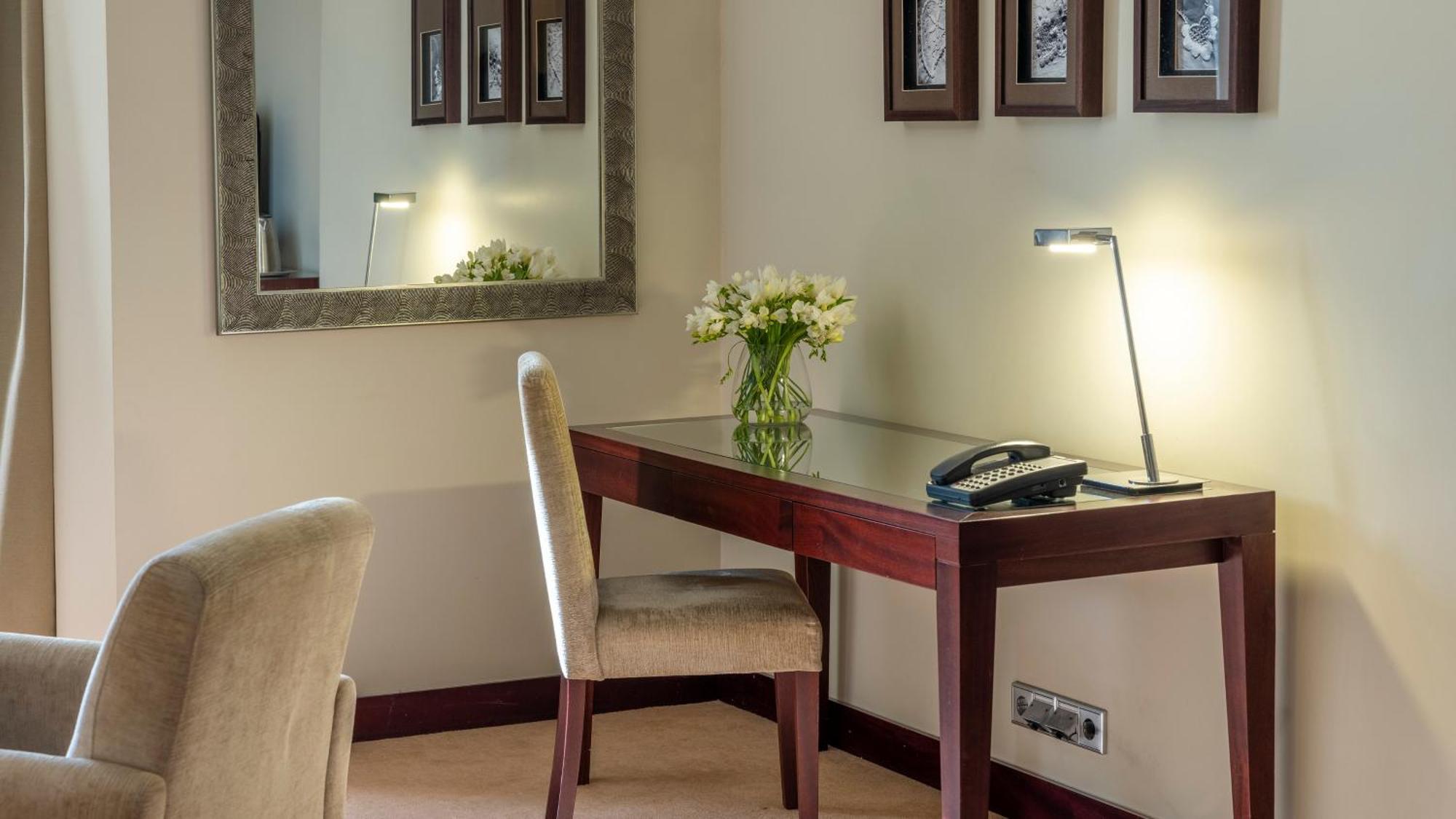 Crowne Plaza Porto, an IHG Hotel Zewnętrze zdjęcie A desk with a telephone and a lamp