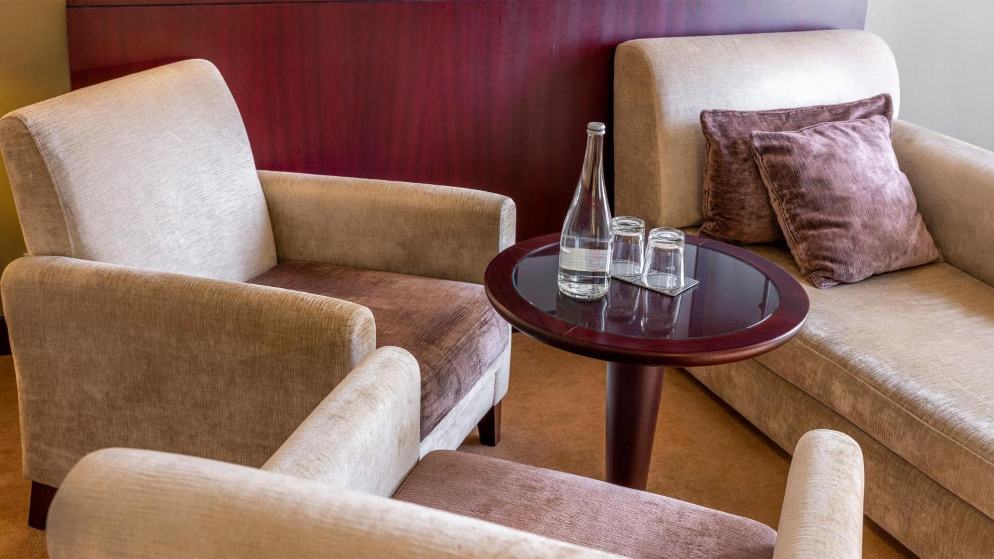 Crowne Plaza Porto, an IHG Hotel Zewnętrze zdjęcie A table with a glass bottle and a glass cup