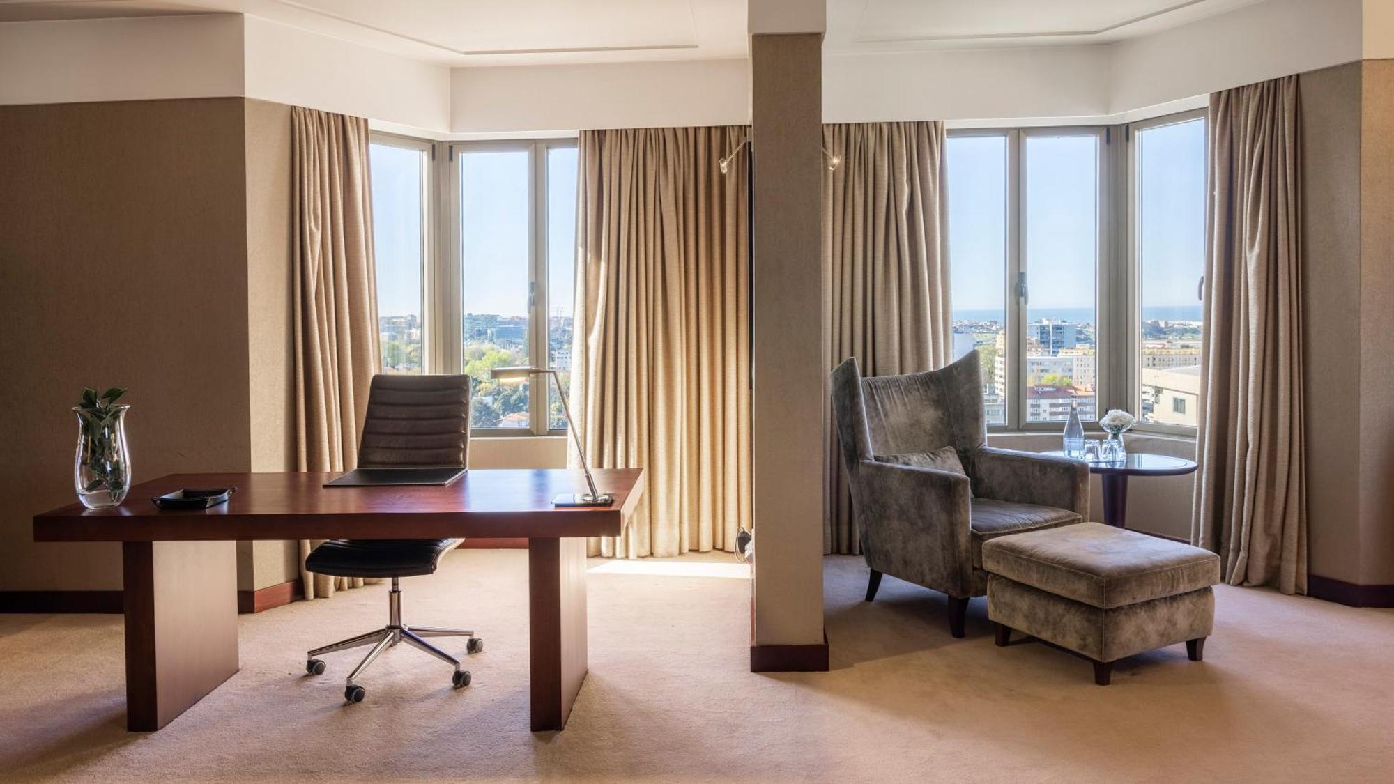 Crowne Plaza Porto, an IHG Hotel Zewnętrze zdjęcie A suite at the Hilton Athens