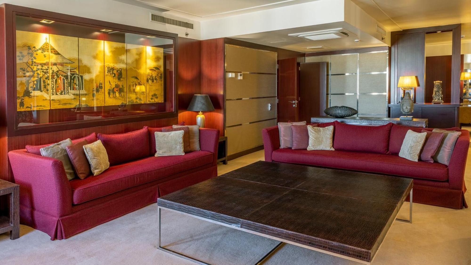 Crowne Plaza Porto, an IHG Hotel Zewnętrze zdjęcie A living room in a suite at the Mandarin Oriental, Munich
