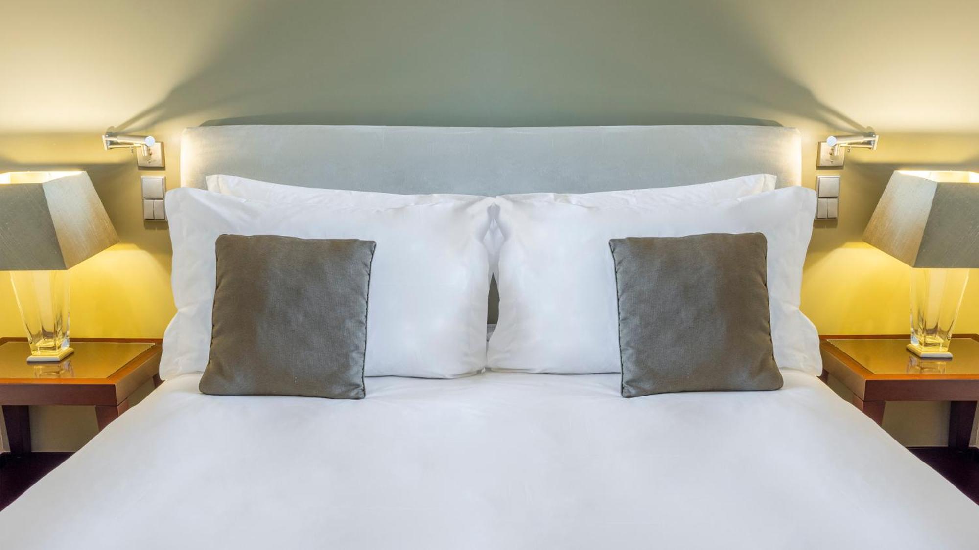 Crowne Plaza Porto, an IHG Hotel Zewnętrze zdjęcie A bed with cushions