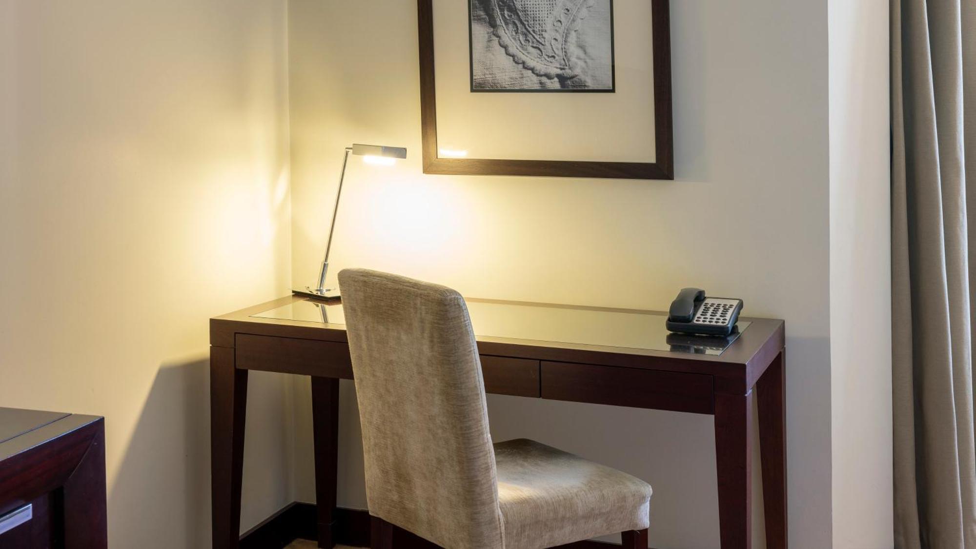Crowne Plaza Porto, an IHG Hotel Zewnętrze zdjęcie A writing desk in a hotel room