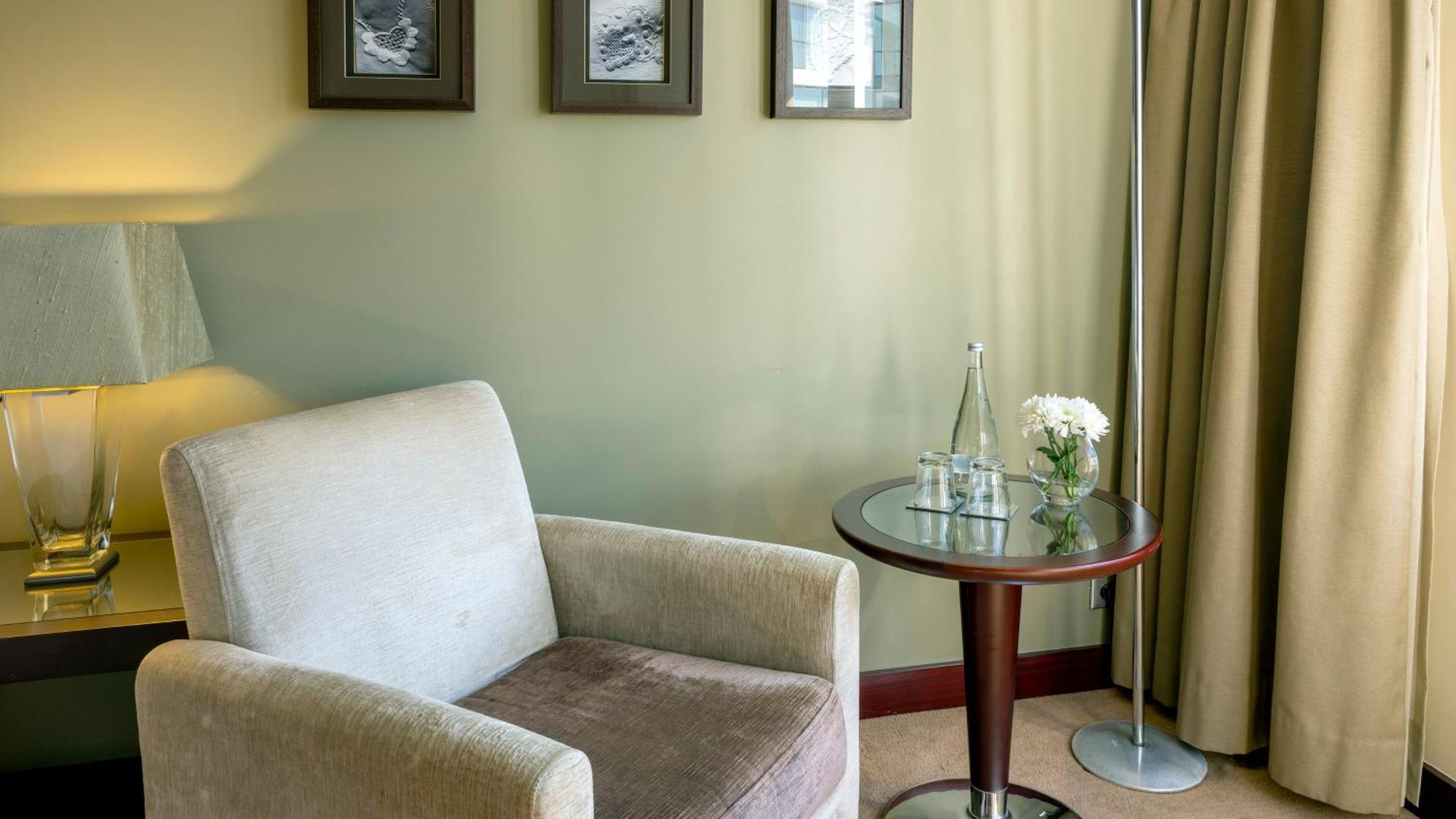 Crowne Plaza Porto, an IHG Hotel Zewnętrze zdjęcie A floor lamp