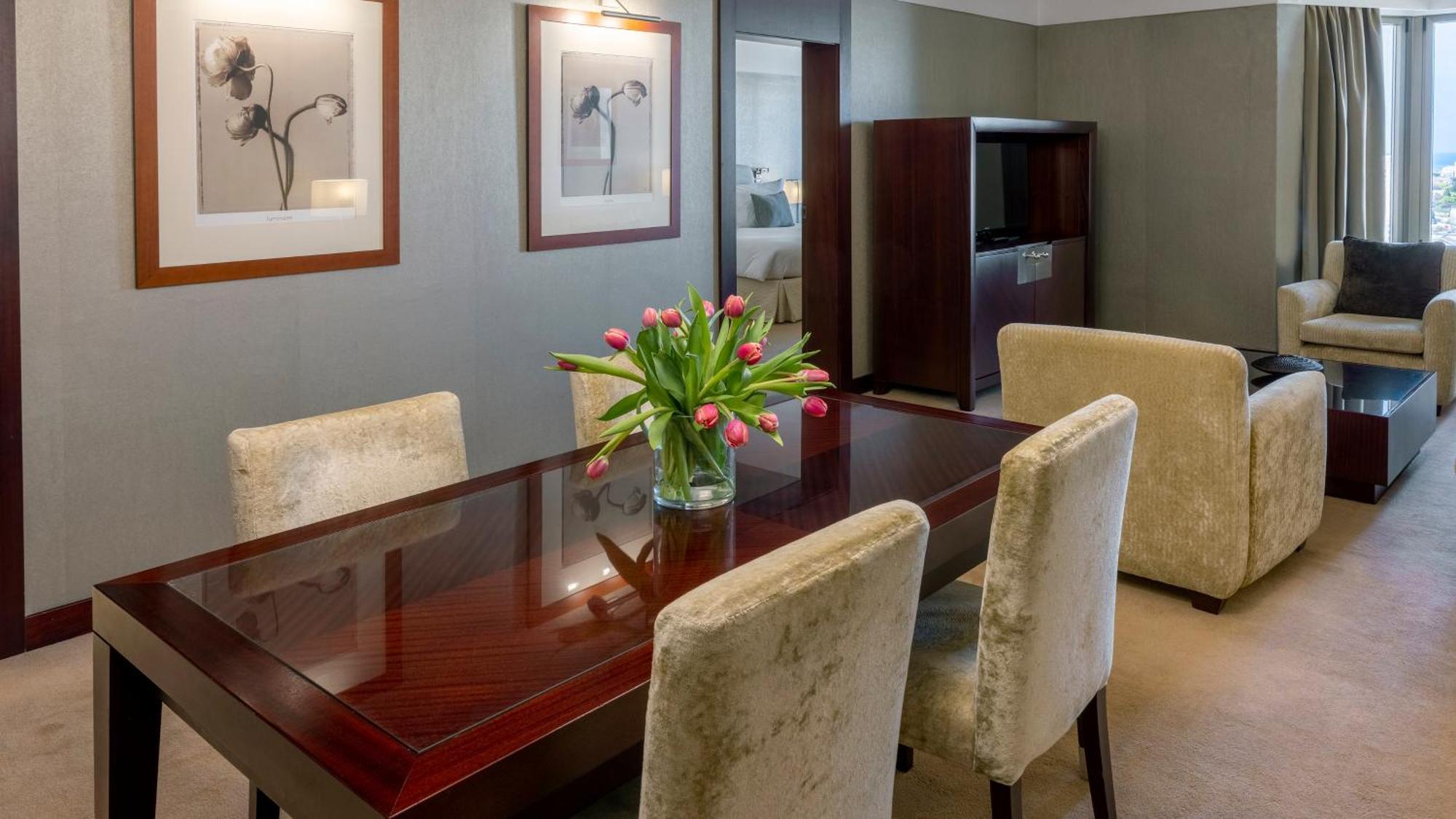 Crowne Plaza Porto, an IHG Hotel Zewnętrze zdjęcie A suite at the hotel