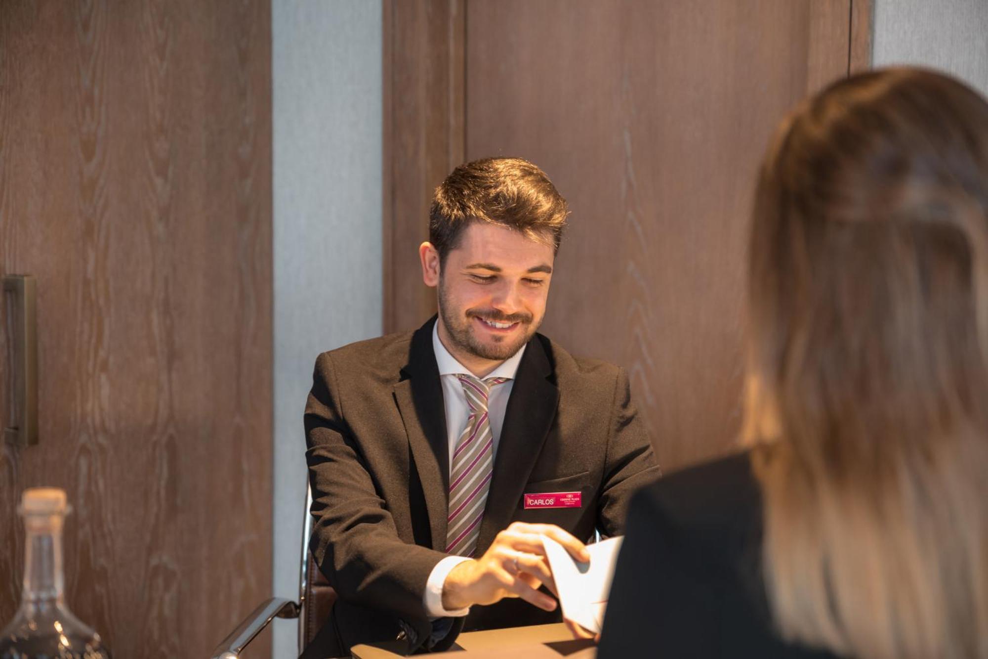 Crowne Plaza Porto, an IHG Hotel Zewnętrze zdjęcie A hotel manager