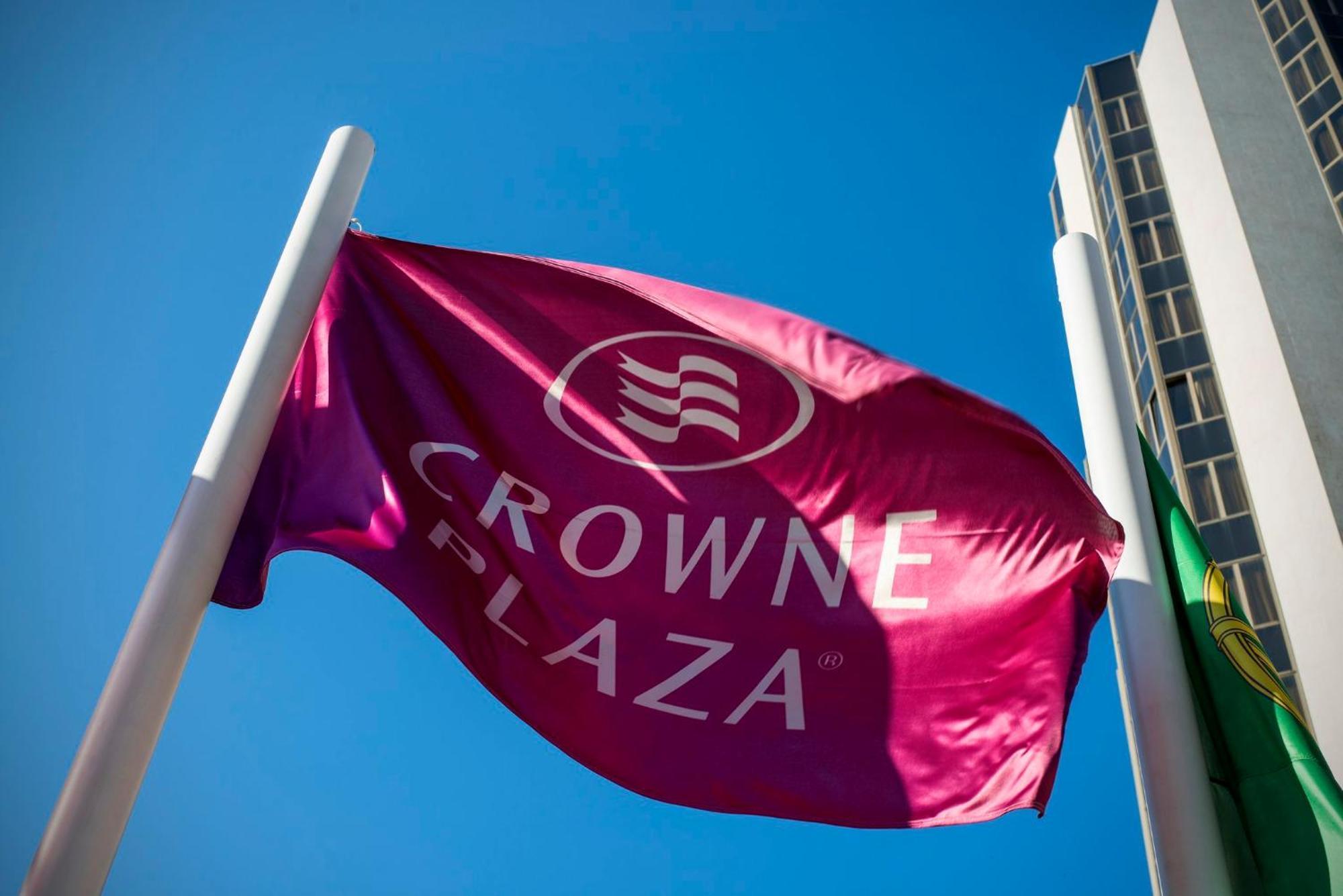 Crowne Plaza Porto, an IHG Hotel Zewnętrze zdjęcie Crown Plaza flag