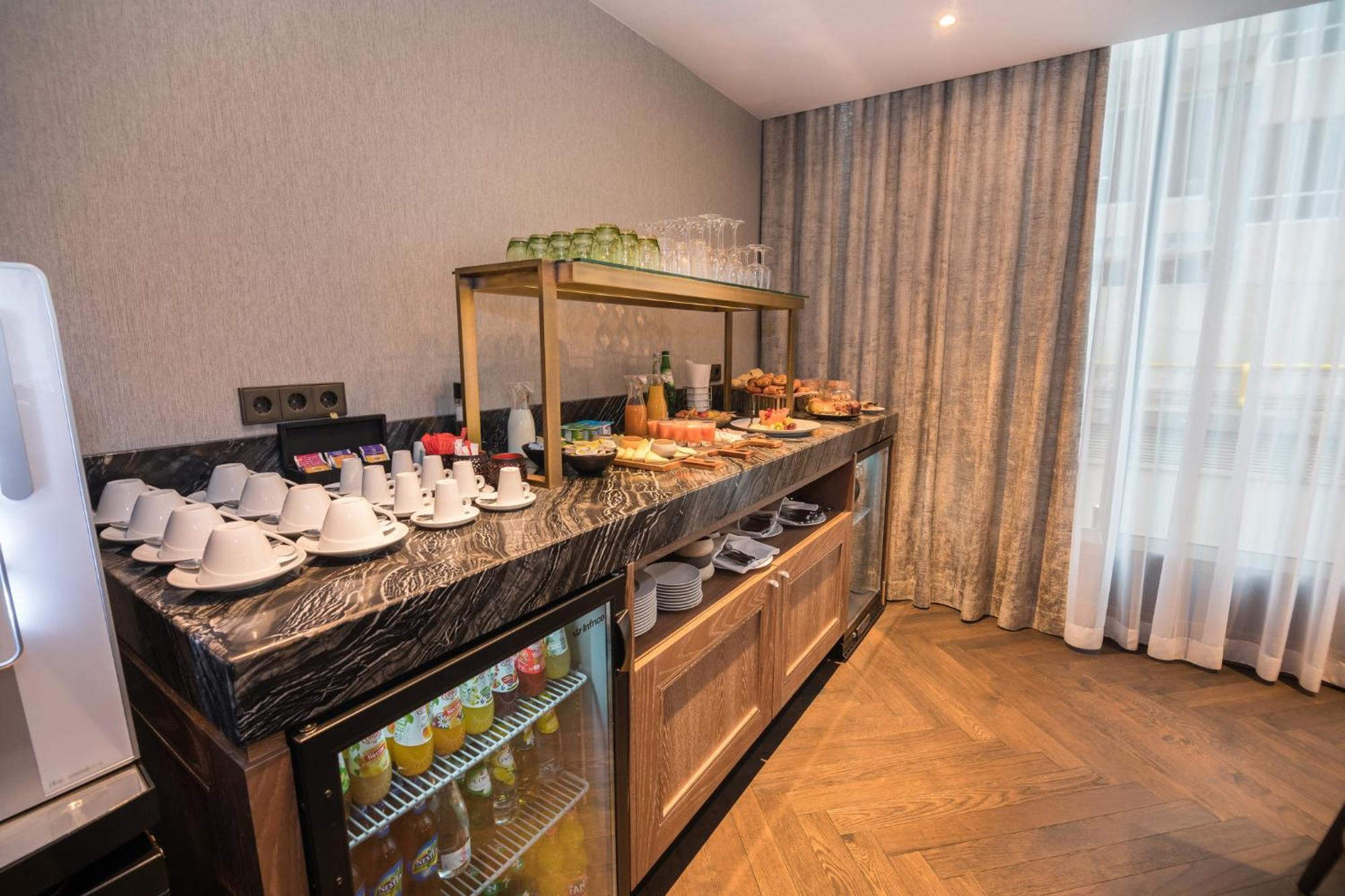 Crowne Plaza Porto, an IHG Hotel Zewnętrze zdjęcie The buffet at the lounge