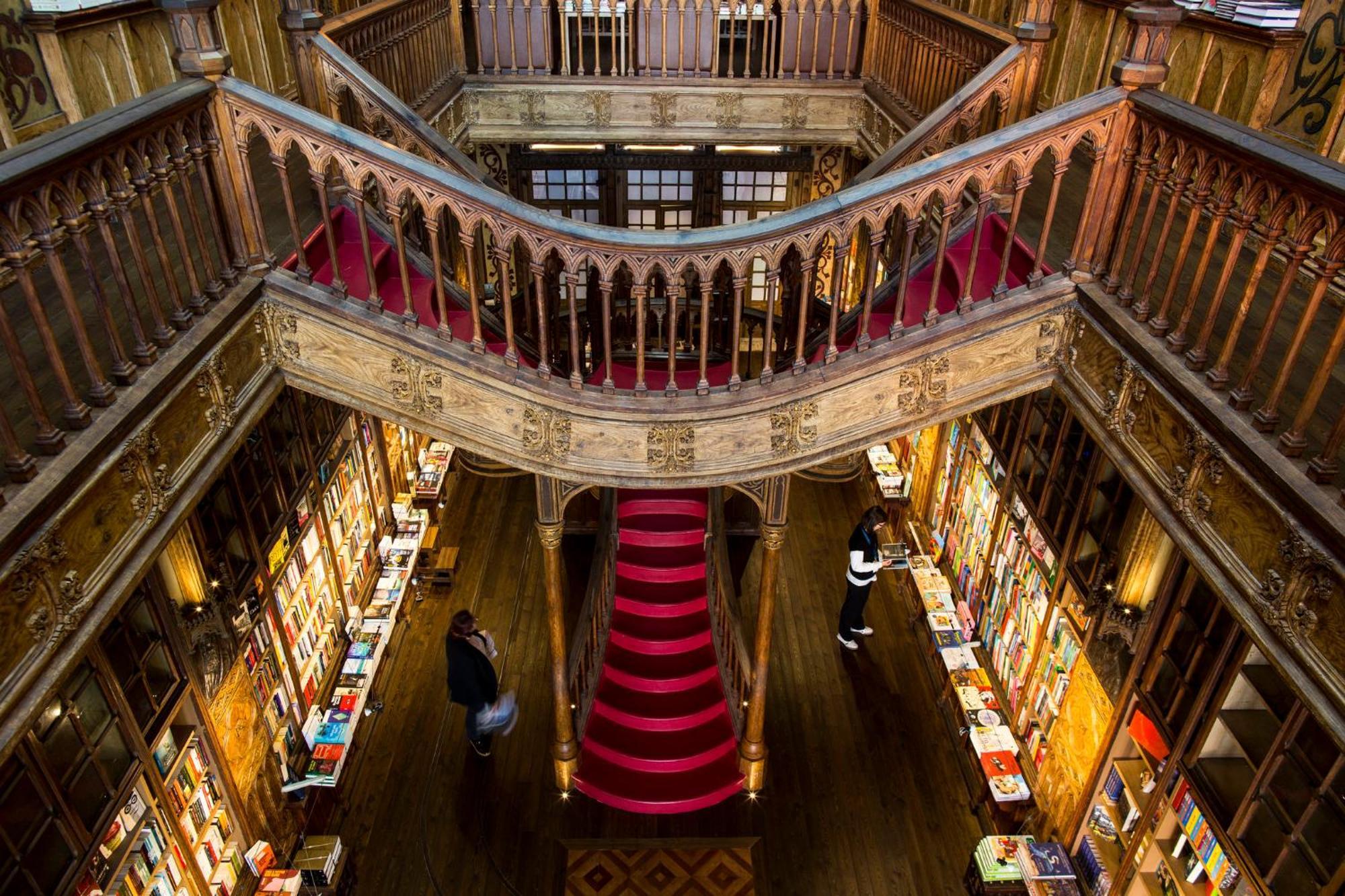 Crowne Plaza Porto, an IHG Hotel Zewnętrze zdjęcie The interior of the bookstore