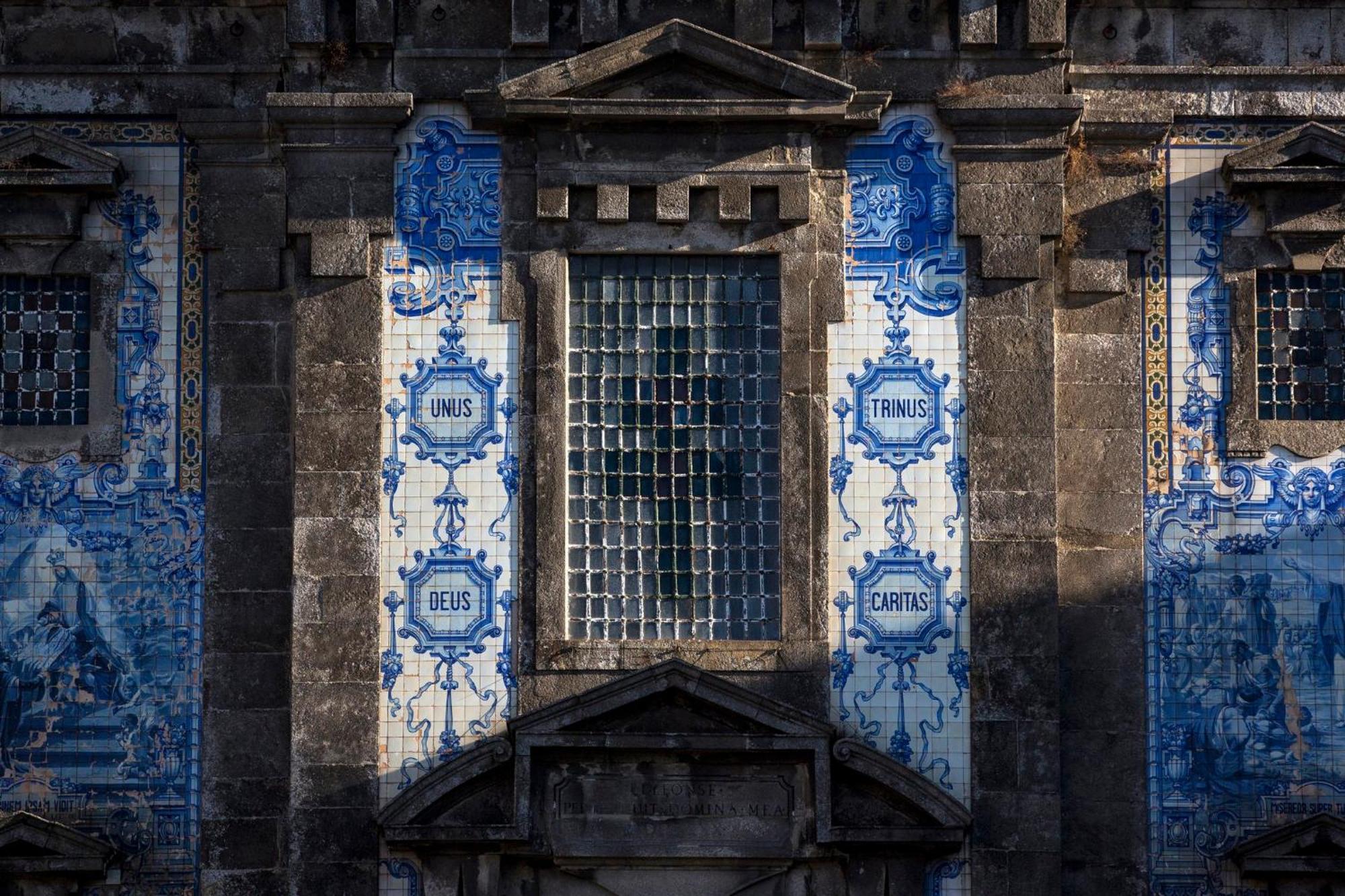 Crowne Plaza Porto, an IHG Hotel Zewnętrze zdjęcie Azulejos in the facade of the church of São Francisco, in Coimbra, Portugal